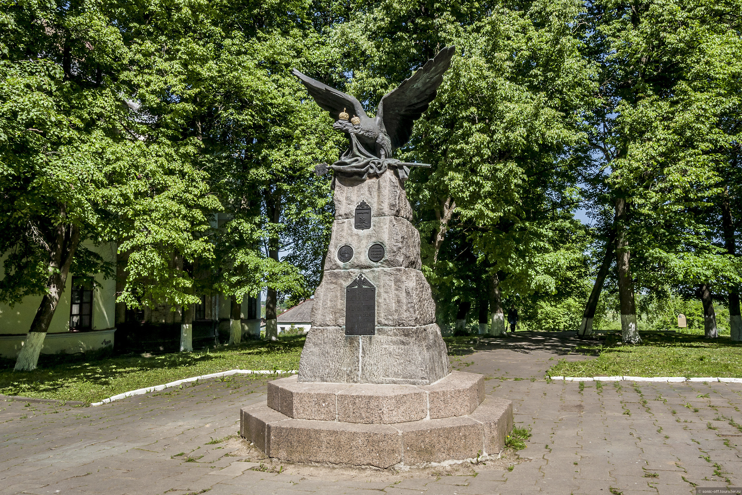 Вязьма год. Памятник доблестным предкам в Вязьме. Памятник героям 1812 года в Вязьме. Вязьма памятник 1812. Памятники города Вязьма Смоленской области.